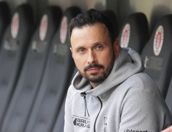 Trainer Tarek Giddah (Lueneburger SK Hansa) Fussball, Saison 2026 2027, Maenner, Herren, DFB Pokal, 1. Hauptrunde, Millerntor Stadion, Lueneburger SK gegen Werder Bremen DFL REGULATIONS PROHIBIT ANY USE OF PHOTOGRAPHS AS IMAGE SEQUENCES AND OR QUASI-VIDEO. *** Coach Tarek Giddah, Lüneburger SK Hansa Soccer, 2026–2027 season, Men, Men s, DFB Cup, 1st Round, Millerntor Stadium, Lüneburger SK vs. Werder Bremen DFL REGULATIONS PROHIBIT ANY USE OF PHOTOGRAPHS AS IMAGE SEQUENCES AND OR QUASI-VIDEO
