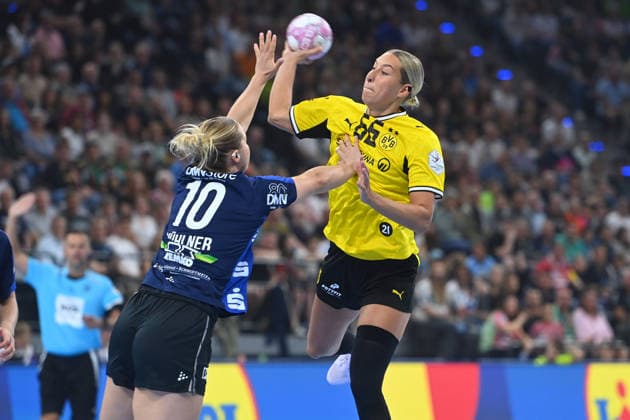 Dana Bleckmann (DO), Aktion,Zweikampf gegen Maxi Muehlner (Blomberg). Handball Rexel Super Cup 2026 der Frauen HSG Blomberg-Lippe vs. Borussia Dortmund am 22.08.2026 SAP GARDEN Muenchen. *** Dana Bleckmann DO, Action, One-on-One Against Maxi Muehlner Blomberg Women s Handball Rexel Super Cup 2026: HSG Blomberg Lippe vs. Borussia Dortmund on August 22, 2026, at SAP GARDEN in Munich