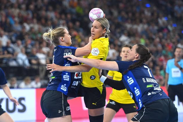 Dana Bleckmann (DO), Aktion,Zweikampf gegen Maxi Muehlner (li,Blomberg) und Diana Doegg Magnusdottir (Blomberg). Handball Rexel Super Cup 2026 der Frauen HSG Blomberg-Lippe vs. Borussia Dortmund am 22.08.2026 SAP GARDEN Muenchen. *** Dana Bleckmann (DO), Action,Head-to-head matchup against Maxi Muehlner (left), Blomberg, and Diana Doegg Magnusdottir, Blomberg. Women’s Rexel Super Cup 2026: HSG Blomberg Lippe vs. Borussia Dortmund on August 22, 2026, at SAP GARDEN, Munich