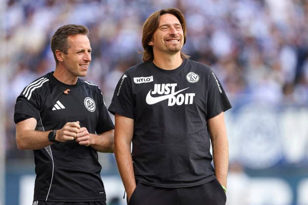 Vierter Offizieller Lukas Benen schaut, Trainer Vincent Wagner (SV 07 Elversberg) lacht waehrend des Spiels der 1. Runde des DFB-Pokal zwischen MSV Duisburg und SV 07 Elversberg, Schauinsland-Reisen-Arena am 22. August 2026 in Duisburg, Deutschland. (Foto von Oliver Kaelke DeFodi Images) +++ Vierter Offizieller Lukas Benen looks on, Trainer Vincent Wagner (SV 07 Elversberg) laughs during the 1st round match of the DFB-Pokal between MSV Duisburg and SV 07 Elversberg at Schauinsland-Reisen-Arena on August 22, 2026 in Duisburg, Germany. (Photo by Oliver Kaelke DeFodi Images) DFB DFL REGULATIONS PROHIBIT ANY USE OF PHOTOGRAPHS AS IMAGE SEQUENCES AND OR QUASI-VIDEO. (Photo by Oliver Kaelke DeFodi Images) - *** Fourth official Lukas Benen looks on as SV 07 Elversberg coach Vincent Wagner laughs during the first-round DFB Cup match between MSV Duisburg and SV 07 Elversberg at the Schauinsland Reisen Arena on August 22, 2026, in Duisburg, Germany. Photo by Oliver Kaelke, DeFodi Images. Fourth official Lukas Benen looks on, and SV 07 Elversberg coach Vincent Wagner laughs during the first-round match of the DFB Cup between MSV Duisburg and SV 07 Elversberg at the Schauinsland Reisen Arena on August 22, 2026 in Duisburg, Germany Photo by Oliver Kaelke, DeFodi Images DFB and DFL regulations prohibit any use of photographs as image sequences and or quasi-video Photo by Oliver Kaelke, DeFodi Images