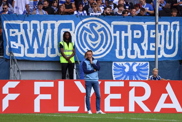 Trainer Dietmar Hirsch (MSV Duisburg) schaut, im Hintergrund ein Banner mit dem Logo von MSV Duisburg und dem Spruch Ewig treu waehrend des Spiels der 1. Runde des DFB-Pokal zwischen MSV Duisburg und SV 07 Elversberg, Schauinsland-Reisen-Arena am 22. August 2026 in Duisburg, Deutschland. (Foto von Oliver Kaelke DeFodi Images) +++ Trainer Dietmar Hirsch (MSV Duisburg) Look, in the background there is a banner with the MSV Duisburg logo and the slogan Ewig treu (Forever Loyal) during the 1st round match of the DFB-Pokal between MSV Duisburg and SV 07 Elversberg at Schauinsland-Reisen-Arena on August 22, 2026 in Duisburg, Germany. (Photo by Oliver Kaelke DeFodi Images) DFB DFL REGULATIONS PROHIBIT ANY USE OF PHOTOGRAPHS AS IMAGE SEQUENCES AND OR QUASI-VIDEO. (Photo by Oliver Kaelke DeFodi Images) - *** Coach Dietmar Hirsch of MSV Duisburg looks on, with a banner in the background featuring the MSV Duisburg logo and the slogan Forever Loyal, during the first-round DFB Cup match between MSV Duisburg and SV 07 Elversberg, Schauinsland Reisen Arena on August 22, 2026, in Duisburg, Germany. Photo by Oliver Kaelke, DeFodi Images. MSV Duisburg coach Dietmar Hirsch looks on, in the background is a banner with the MSV Duisburg logo and the slogan Ewig treu ( Forever Loyal ) during the first-round match of the DFB Cup between MSV Duisburg and SV 07 Elversberg at Schauinsland Reisen Arena on August 22, 2026 in Duisburg, Germany. Photo by Oliver Kaelke, DeFodi Images. DFB and DFL regulations prohibit any use of photographs as image sequences and or quasi-video. Photo by Oliver Kaelke, DeFodi Images.