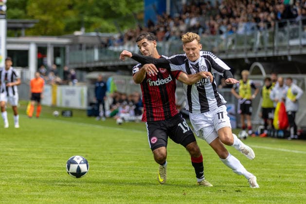 Harter Zweikampf George Didoss (Eintracht Frankfurt II, 19) Benjamin Kindsvater (VfR Aalen, 11) Mimik Gestik halten ziehen Ellbogen im Gesicht, GER, VfR Aalen vs. SG Eintracht Frankfurt II, Fussball, Herren, Regionalliga Suedwest, 3. Spieltag, Spielzeit 2026 2027, 22.08.2026, DFL DFB REGULATIONS PROHIBIT ANY USE OF PHOTOGRAPHS AS IMAGE SEQUENCES AND OR QUASI-VIDEO, GER, VfR Aalen vs. SG Eintracht Frankfurt II, Fussball, Herren, Regionalliga Suedwest, 3. Spieltag, Spielzeit 2026 2027, 22.08.2026 Aalen *** Fierce tackle: George Didoss (Eintracht Frankfurt II), 19; Benjamin Kindsvater (VfR Aalen), 11; facial expressions and gestures—pulling, elbow to the face, GER, VfR Aalen vs. SG Eintracht Frankfurt II, Soccer, Men’s, Regionalliga Southwest, Matchday 3, 2026–2027 Season, August 22, 2026, DFL and DFB regulations prohibit any use of photographs as image sequences and or quasi-video, GER, VfR Aalen vs. SG Eintracht Frankfurt II, Soccer, Men’s, Regionalliga Southwest, Matchday 3, 2026–2027 season, August 22, 2026, Aalen Copyright: xEibner-Pressefoto JanixPlessx EP_JPL