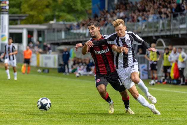 Harter Zweikampf George Didoss (Eintracht Frankfurt II, 19) Benjamin Kindsvater (VfR Aalen, 11) Mimik Gestik halten ziehen Ellbogen im Gesicht, GER, VfR Aalen vs. SG Eintracht Frankfurt II, Fussball, Herren, Regionalliga Suedwest, 3. Spieltag, Spielzeit 2026 2027, 22.08.2026, DFL DFB REGULATIONS PROHIBIT ANY USE OF PHOTOGRAPHS AS IMAGE SEQUENCES AND OR QUASI-VIDEO, GER, VfR Aalen vs. SG Eintracht Frankfurt II, Fussball, Herren, Regionalliga Suedwest, 3. Spieltag, Spielzeit 2026 2027, 22.08.2026 Aalen *** Fierce tackle: George Didoss (Eintracht Frankfurt II), 19; Benjamin Kindsvater (VfR Aalen), 11; facial expressions and gestures—pulling, elbow to the face, GER, VfR Aalen vs. SG Eintracht Frankfurt II, Soccer, Men’s, Regionalliga Southwest, Matchday 3, 2026–2027 Season, August 22, 2026, DFL and DFB regulations prohibit any use of photographs as image sequences and or quasi-video, GER, VfR Aalen vs. SG Eintracht Frankfurt II, Soccer, Men’s, Regionalliga Southwest, Matchday 3, 2026–2027 season, August 22, 2026, Aalen Copyright: xEibner-Pressefoto JanixPlessx EP_JPL