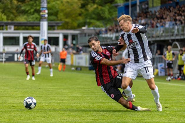 Harter Zweikampf George Didoss (Eintracht Frankfurt II, 19) Benjamin Kindsvater (VfR Aalen, 11) Mimik Gestik halten ziehen Ellbogen im Gesicht, GER, VfR Aalen vs. SG Eintracht Frankfurt II, Fussball, Herren, Regionalliga Suedwest, 3. Spieltag, Spielzeit 2026 2027, 22.08.2026, DFL DFB REGULATIONS PROHIBIT ANY USE OF PHOTOGRAPHS AS IMAGE SEQUENCES AND OR QUASI-VIDEO, GER, VfR Aalen vs. SG Eintracht Frankfurt II, Fussball, Herren, Regionalliga Suedwest, 3. Spieltag, Spielzeit 2026 2027, 22.08.2026 Aalen *** Fierce tackle: George Didoss (Eintracht Frankfurt II), 19; Benjamin Kindsvater (VfR Aalen), 11; facial expressions and gestures—pulling, elbow to the face, GER, VfR Aalen vs. SG Eintracht Frankfurt II, Soccer, Men’s, Regionalliga Southwest, Matchday 3, 2026–2027 Season, August 22, 2026, DFL and DFB regulations prohibit any use of photographs as image sequences and or quasi-video, GER, VfR Aalen vs. SG Eintracht Frankfurt II, Soccer, Men’s, Regionalliga Southwest, Matchday 3, 2026–2027 season, August 22, 2026, Aalen Copyright: xEibner-Pressefoto JanixPlessx EP_JPL