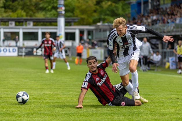 Harter Zweikampf George Didoss (Eintracht Frankfurt II, 19) Benjamin Kindsvater (VfR Aalen, 11) Mimik Gestik halten ziehen Ellbogen im Gesicht, GER, VfR Aalen vs. SG Eintracht Frankfurt II, Fussball, Herren, Regionalliga Suedwest, 3. Spieltag, Spielzeit 2026 2027, 22.08.2026, DFL DFB REGULATIONS PROHIBIT ANY USE OF PHOTOGRAPHS AS IMAGE SEQUENCES AND OR QUASI-VIDEO, GER, VfR Aalen vs. SG Eintracht Frankfurt II, Fussball, Herren, Regionalliga Suedwest, 3. Spieltag, Spielzeit 2026 2027, 22.08.2026 Aalen *** Fierce tackle: George Didoss (Eintracht Frankfurt II), 19; Benjamin Kindsvater (VfR Aalen), 11; facial expressions and gestures—pulling, elbow to the face, GER, VfR Aalen vs. SG Eintracht Frankfurt II, Soccer, Men’s, Regionalliga Southwest, Matchday 3, 2026–2027 Season, August 22, 2026, DFL and DFB regulations prohibit any use of photographs as image sequences and or quasi-video, GER, VfR Aalen vs. SG Eintracht Frankfurt II, Soccer, Men’s, Regionalliga Southwest, Matchday 3, 2026–2027 season, August 22, 2026, Aalen Copyright: xEibner-Pressefoto JanixPlessx EP_JPL