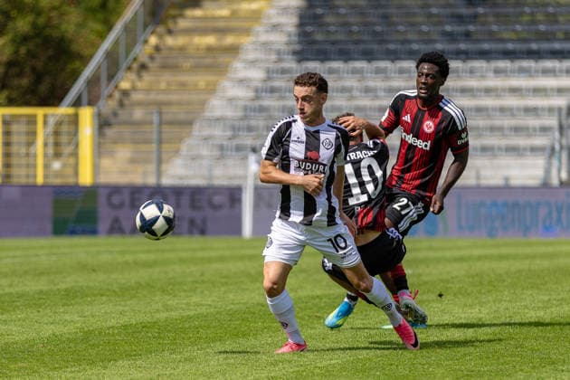 Harter Zweikampf Emre Kahriman (VfR Aalen, 10) Jonas Bauer (Eintracht Frankfurt II, 10) geht zu Boden Collin Owusu Etse (Eintracht Frankfurt II, 27) dahinter, GER, VfR Aalen vs. SG Eintracht Frankfurt II, Fussball, Herren, Regionalliga Suedwest, 3. Spieltag, Spielzeit 2026 2027, 22.08.2026, DFL DFB REGULATIONS PROHIBIT ANY USE OF PHOTOGRAPHS AS IMAGE SEQUENCES AND OR QUASI-VIDEO, GER, VfR Aalen vs. SG Eintracht Frankfurt II, Fussball, Herren, Regionalliga Suedwest, 3. Spieltag, Spielzeit 2026 2027, 22.08.2026 Aalen *** A hard tackle: Emre Kahriman (VfR Aalen, 10) takes down Jonas Bauer (Eintracht Frankfurt II, 10); Collin Owusu Etse (Eintracht Frankfurt II, 27) is behind them, GER, VfR Aalen vs. SG Eintracht Frankfurt II, Soccer, Men’s, Regionalliga Southwest, Matchday 3, 2026–2027 season, August 22, 2026, DFL and DFB regulations prohibit any use of photographs as image sequences and or quasi-video, GER, VfR Aalen vs. SG Eintracht Frankfurt II, Soccer, Men’s, Regionalliga Southwest, Matchday 3, 2026–2027 season, August 22, 2026, Aalen Copyright: xEibner-Pressefoto JanixPlessx EP_JPL