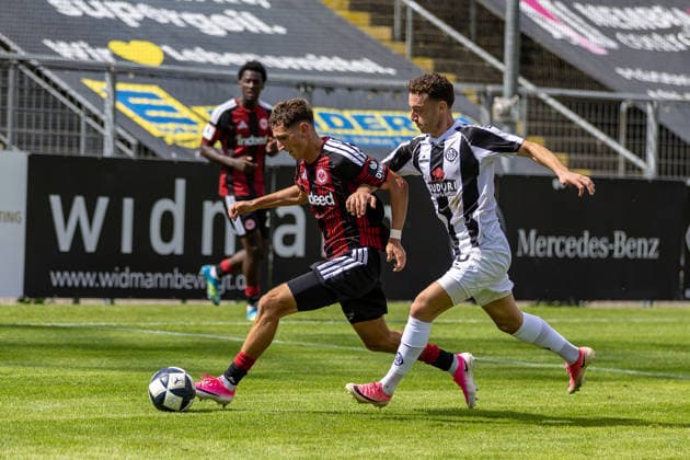 Zweikampf Jonas Bauer (Eintracht Frankfurt II, 10) Emre Kahriman (VfR Aalen, 10), GER, VfR Aalen vs. SG Eintracht Frankfurt II, Fussball, Herren, Regionalliga Suedwest, 3. Spieltag, Spielzeit 2026 2027, 22.08.2026, DFL DFB REGULATIONS PROHIBIT ANY USE OF PHOTOGRAPHS AS IMAGE SEQUENCES AND OR QUASI-VIDEO, GER, VfR Aalen vs. SG Eintracht Frankfurt II, Fussball, Herren, Regionalliga Suedwest, 3. Spieltag, Spielzeit 2026 2027, 22.08.2026 Aalen *** Tackle: Jonas Bauer (Eintracht Frankfurt II), 10; Emre Kahriman (VfR Aalen), 10, GER, VfR Aalen vs. SG Eintracht Frankfurt II, Soccer, Men s, Regionalliga Southwest, Matchday 3, 2026–2027 Season, August 22, 2026, DFL and DFB regulations prohibit any use of photographs as image sequences and or quasi-video, GER, VfR Aalen vs. SG Eintracht Frankfurt II, Soccer, Men’s, Regionalliga Southwest, Matchday 3, 2026–2027 season, August 22, 2026, Aalen Copyright: xEibner-Pressefoto JanixPlessx EP_JPL