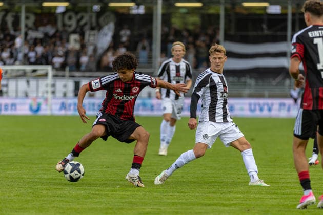 Harter Zweikampf Ebu Bekir Is (Eintracht Frankfurt II, 06) Benjamin Kindsvater (VfR Aalen, 11), GER, VfR Aalen vs. SG Eintracht Frankfurt II, Fussball, Herren, Regionalliga Suedwest, 3. Spieltag, Spielzeit 2026 2027, 22.08.2026, DFL DFB REGULATIONS PROHIBIT ANY USE OF PHOTOGRAPHS AS IMAGE SEQUENCES AND OR QUASI-VIDEO, GER, VfR Aalen vs. SG Eintracht Frankfurt II, Fussball, Herren, Regionalliga Suedwest, 3. Spieltag, Spielzeit 2026 2027, 22.08.2026 Aalen *** Tough Match: Ebu Bekir Is (Eintracht Frankfurt II), 06 Benjamin Kindsvater (VfR Aalen), 11, GER, VfR Aalen vs. SG Eintracht Frankfurt II, Soccer, Men’s, Regionalliga Southwest, Matchday 3, 2026–2027 Season, August 22, 2026, DFL and DFB regulations prohibit any use of photographs as image sequences and or quasi-video, GER, VfR Aalen vs. SG Eintracht Frankfurt II, Soccer, Men s, Regionalliga Southwest, Matchday 3, 2026–2027 Season, August 22, 2026, Aalen Copyright: xEibner-Pressefoto JanixPlessx EP_JPL