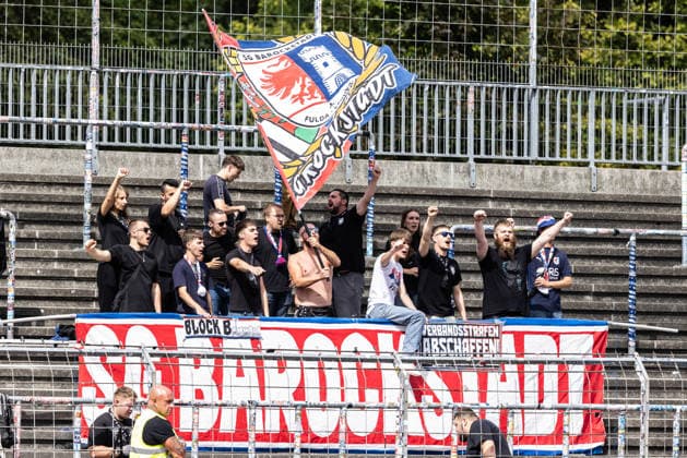 SSV Ulm 1846 Fußball vs. SG Barockstadt Fulda-Lehnerz, Fussball, Regionalliga Südwest, 3. Spieltag, Donaustadion Ulm 22.08.26 Gästeblock Fanblock Fans SG Barockstadt Fulda-Lehnerz SSV Ulm 1846 Fußball vs. SG Barockstadt Fulda-Lehnerz, Fussball, Regionalliga Südwest, 3. Spieltag, Donaustadion Ulm 22.08.26 Foto: Lucca Fundel Ulm Donaustadion Baden-Württemberg Deutschland *** SSV Ulm 1846 Soccer vs. SG Barockstadt Fulda Lehnerz, Soccer, Regionalliga Southwest, Matchday 3, Donaustadion Ulm, August 22, 2026, Visitors Section, Fan Section, Fans of SG Barockstadt Fulda Lehnerz, SSV Ulm 1846 Soccer vs. SG Barockstadt Fulda Lehnerz, Soccer, Regionalliga Southwest, Matchday 3, Donaustadion Ulm, August 22, 2026, Photo by Lucca Fundel, Ulm, Donaustadion, Baden-Württemberg, Germany