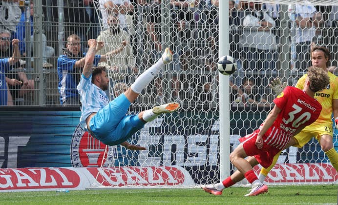 Stuttgart Fußball Regionalliga Südwest , Stuttgarter Kickers vs. SC Freiburg II , Tor zum 2 : 1 , von links: Torschütze Dejan Bozic ( Kickers ) Rouven Tarnutzer ( Frei ) Jaaso Jantunen ( Frei ) *** Stuttgart Soccer, Regionalliga Southwest, Stuttgarter Kickers vs. SC Freiburg II, goal making it 2–1; from left: goal scorer Dejan Bozic (Kickers), Rouven Tarnutzer (Kickers), Jaaso Jantunen (Kickers)