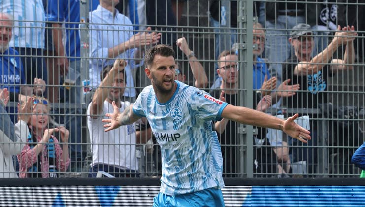 Stuttgart Fußball Regionalliga Südwest , Stuttgarter Kickers vs. SC Freiburg II , Jubel Dejan Bozic ( kickers ) nach seinem Tor *** Stuttgart Soccer, Regionalliga Southwest, Stuttgarter Kickers vs. SC Freiburg II, Dejan Bozic of the Kickers celebrates after scoring a goal