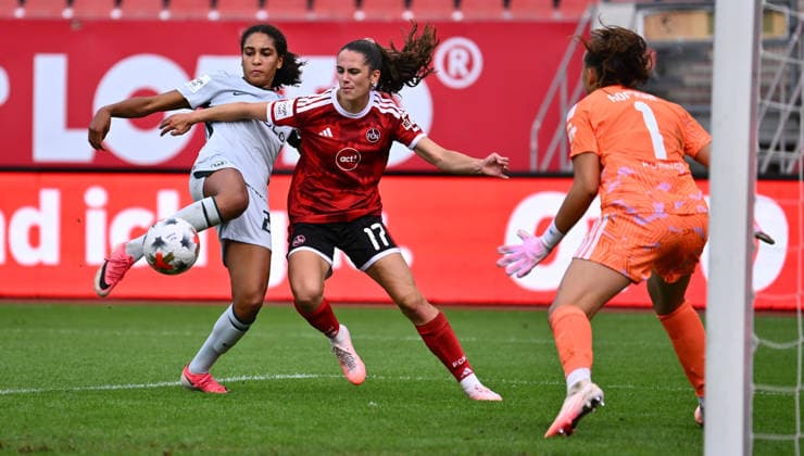 21.08.2026 - Fussball - Saison 2026 2027 - Regionalliga Bayern - 05. Spieltag: SC Eltersdorf SCE ( Quecken ) - SpVgg Greuther Fürth II (Kleeblatt) - - xwoxzix - Cora Zicai (28, VfL Wolfsburg ) erzielt Treffer Tor Torschuß zum 2:3 gegen Marie Bleil (17, 1. FC Nürnberg FCN ) Lourdes Carmen Romero Grzondziel (1, 1. FC Nürnberg FCN ) *** August 21, 2026 Soccer Season 2026–2027 Bavarian Regional League Matchday 05: SC Eltersdorf vs. SCE Quecken vs. SpVgg Greuther Fürth II Kleeblatt xwoxzix Cora Zicai 28, VfL Wolfsburg scores a goal on a shot to make it 2–3 against Marie Bleil 17, 1 FC Nuremberg (FCN) Lourdes Carmen Romero Grzondziel 1, 1 FC Nuremberg (FCN)