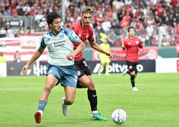 DFB-Pokal 2026 27 1. Runde Wiesbaden - BRITA-Arena SV Wehen Wiesbaden (svww) - Bayer Leverkusen (lev) 0:4 Ibrahim MAZA (lev), li - Justin JANITZEK (SV Wehen-Wiesbaden) DFB-Pokal *** 2026-27 DFB Cup, First Round, Wiesbaden, BRITA Arena: SV Wehen Wiesbaden vs. Bayer Leverkusen 0-4; Ibrahim MAZA (lev), Justin JANITZEK (li), SV Wehen Wiesbaden, DFB Cup