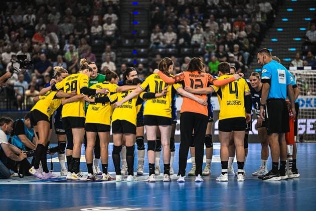 Die Spielerinnen von Borussia Dortmund stehen in einem engen Mannschaftskreis auf dem Spielfeld des SAP Garden in München, darunter Alina Grijseels ( 4) und Torfrau Sarah Wachter ( 12) im orangefarbenen Torwarttrikot. Laura Rüffieux von der HSG Blomberg-Lippe und Nicole Roth sind ebenfalls im Bild zu sehen, am Rand steht ein Schiedsrichter im hellblauen Trikot. Borussia Dortmund beim Mannschaftskreis mit Alina Grijseels und Laura Rüffieux *** The Borussia Dortmund players are standing in a tight team circle on the field at SAP Garden in Munich, including Alina Grijseels (4) and goalkeeper Sarah Wachter (12) in her orange goalkeeper jersey. Laura Rüffieux of HSG Blomberg Lippe and Nicole Roth are also visible in the photo, and on the sidelines stands a referee in a light blue jersey. Borussia Dortmund during the team huddle with Alina Grijseels and Laura Rüffieux Copyright: xspeedshotx xDorianfrickx