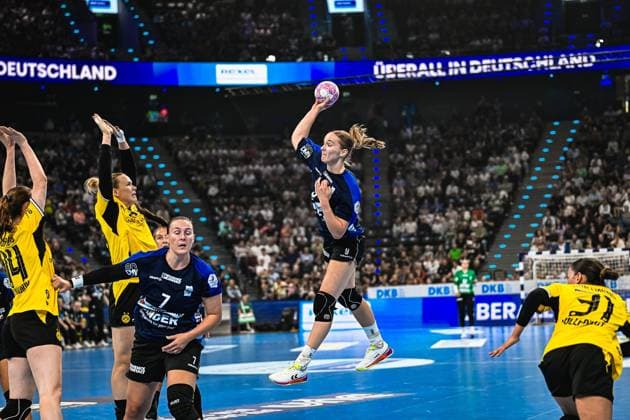 Diana Dögg Magnusdottir ( 7; HSG Blomberg-Lippe) springt hoch und zieht ab, während Emma Olsson ( 29; Borussia Dortmund) und weitere Dortmunder Spielerinnen die Abwehr bilden. Die Szene findet im vollbesetzten SAP Garden in München statt. Diana Dögg Magnusdottir ( 7; HSG Blomberg-Lippe) beim Sprungwurf gegen Borussia Dortmund *** Diana Dögg Magnusdottir (7, HSG Blomberg Lippe) jumps high and takes a shot, while Emma Olsson 29 of Borussia Dortmund and other Dortmund players form the defense. The scene takes place in a packed SAP Garden in Munich. Diana Dögg Magnusdottir 7 of HSG Blomberg Lippe takes a jump shot against Borussia Dortmund. Copyright: xspeedshotx xDorianfrickx
