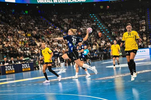 Kelly Vollebregt ( 31; Borussia Dortmund) zieht im Sprung zum Wurf ab, den Ball bereits in der Wurfhand. Dana Bleckmann ( 66; Borussia Dortmund) läuft im Hintergrund mit, während Spielerinnen der HSG Blomberg-Lippe die Szene beobachten. Kelly Vollebregt ( 31; Borussia Dortmund) beim Sprungwurf im SAP Garden *** Kelly Vollebregt (31), Borussia Dortmund, takes off for a jump shot, the ball already in her shooting hand; Dana Bleckmann (66), Borussia Dortmund, runs alongside in the background, while players from HSG Blomberg Lippe watch the action; Kelly Vollebregt (31), Borussia Dortmund, taking a jump shot at SAP Garden Copyright: xspeedshotx xDorianfrickx