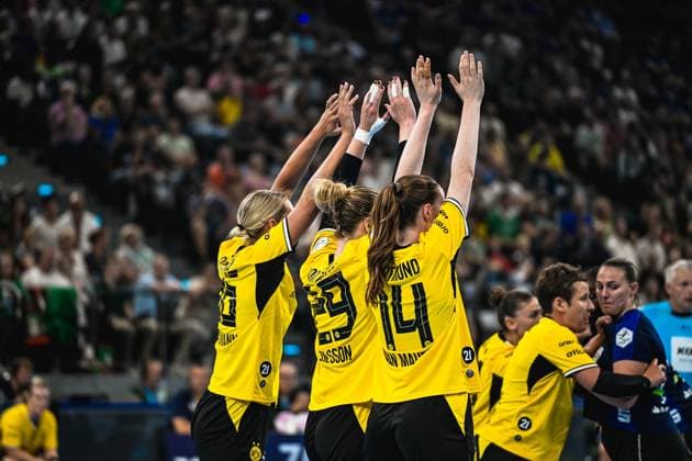 Drei Spielerinnen von Borussia Dortmund recken jubelnd die Arme in die Höhe, darunter Emma Olsson ( 29) und Alieke van Maurik ( 14). Im Hintergrund sind weitere Dortmund-Spielerinnen sowie eine Schiedsrichterin zu sehen, die Tribünen des SAP Garden sind gut gefüllt. Borussia Dortmund feiert: Emma Olsson ( 29) und Alieke van Maurik ( 14) jubeln *** Three Borussia Dortmund players raise their arms in celebration, including Emma Olsson (29) and Alieke van Maurik (14). In the background, more Dortmund players and a referee can be seen; the stands at SAP Garden are well-filled. Borussia Dortmund celebrates as Emma Olsson (29) and Alieke van Maurik (14) cheer. Copyright: xspeedshotx xDorianfrickx