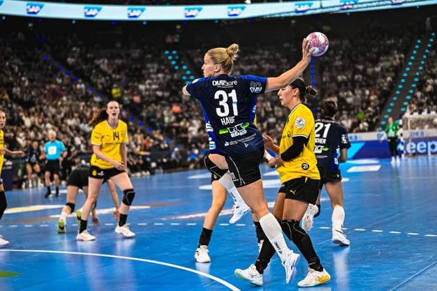 Kelly Vollebregt ( 31; Borussia Dortmund) zieht im Sprung ab und hält den Ball zum Wurf bereit, während eine Spielerin von HSG Blomberg-Lippe ( 21; Nuria Bucher) den Abschluss zu blocken versucht. Im Hintergrund ist die vollbesetzte Tribüne des SAP Garden in München zu sehen. Kelly Vollebregt ( 31; Borussia Dortmund) beim Wurfversuch gegen HSG Blomberg-Lippe *** Kelly Vollebregt, 31, of Borussia Dortmund jumps up and gets ready to shoot, while HSG Blomberg Lippe player No. 21, Nuria Bucher, tries to block the shot. In the background, the packed stands of the SAP Garden in Munich can be seen. Kelly Vollebregt, No. 31 of Borussia Dortmund, attempts a shot against HSG Blomberg Lippe. Copyright: xspeedshotx xDorianfrickx
