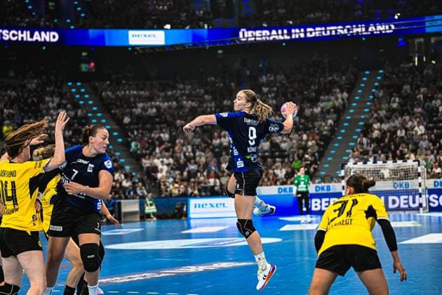 Nieke Kühne ( 9; HSG Blomberg-Lippe) springt hoch und zieht zum Wurf ab, während Spielerinnen von Borussia Dortmund die Abwehr organisieren. Der Ball ist in ihrer Hand, das vollbesetzte Publikum im SAP Garden bildet den Hintergrund. Nieke Kühne ( 9; HSG Blomberg-Lippe) beim Sprungwurf im SAP Garden *** Nieke Kühne 9 of HSG Blomberg Lippe jumps high and releases the shot, while Borussia Dortmund players organize their defense. The ball is in her hand, with the packed crowd at SAP Garden forming the backdrop. Nieke Kühne 9 of HSG Blomberg Lippe takes a jump shot at SAP Garden. Copyright: xspeedshotx xDorianfrickx