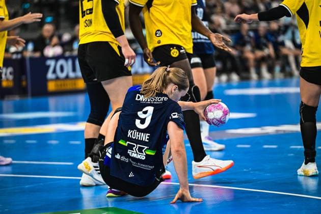 Nieke Kühne ( 9; HSG Blomberg-Lippe) sitzt nach einem Zweikampf auf dem Hallenboden des SAP Garden und hält den Ball in der Hand. Spielerinnen von Borussia Dortmund stehen um sie herum. Nieke Kühne ( 9; HSG Blomberg-Lippe) am Boden mit Ball *** Nieke Kühne (No. 9), of HSG Blomberg Lippe, is sitting on the floor of the SAP Garden after a tackle, holding the ball in her hand. Players from Borussia Dortmund are standing around her. Nieke Kühne (No. 9), of HSG Blomberg Lippe, is on the floor with the ball. Copyright: xspeedshotx xDorianfrickx