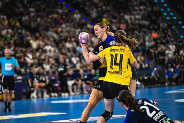 Alieke van Maurik ( 14; Borussia Dortmund) drängt eine Spielerin von HSG Blomberg-Lippe beim Wurfversuch ab, während Nuria Bucher ( 21; HSG Blomberg-Lippe) von unten eingreift. Die Szene findet vor ausverkauftem Publikum im SAP Garden München statt. Alieke van Maurik ( 14; Borussia Dortmund) im Zweikampf gegen HSG Blomberg-Lippe *** Alieke van Maurik, No. 14 of Borussia Dortmund, blocks a shot attempt by a player from HSG Blomberg Lippe, while Nuria Bucher (14) of HSG Blomberg Lippe steps in from below. The scene takes place in front of a sold-out crowd at the SAP Garden in Munich. Alieke van Maurik (14) of Borussia Dortmund battles for the ball against an HSG Blomberg Lippe player. Copyright: xspeedshotx xDorianfrickx