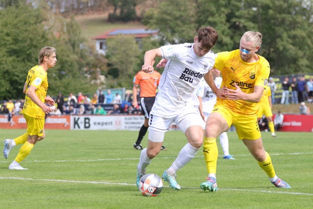 22.08.2026, Herren, Fussball, Regionalliga Bayern, Saison 2026 2027, 5. Spieltag: DJK Vilzing - FC Schweinfurt 05 Von links: Nicolas Pfarr (FC Schweinfurt 05, 26) gegen Jakob Zitzelsberger (DJK Vilzing, 36) Vilzing Manfred-Zollner-Stadion Bayern Deutschland *** August 22, 2026, Men s Soccer, Bavarian Regional League, 2026–2027 Season, Matchday 5: DJK Vilzing vs. FC Schweinfurt 05. From left: Nicolas Pfarr (FC Schweinfurt 05, age 26) and Jakob Zitzelsberger (DJK Vilzing, age 36). Manfred Zollner Stadium, Vilzing, Bavaria, Germany