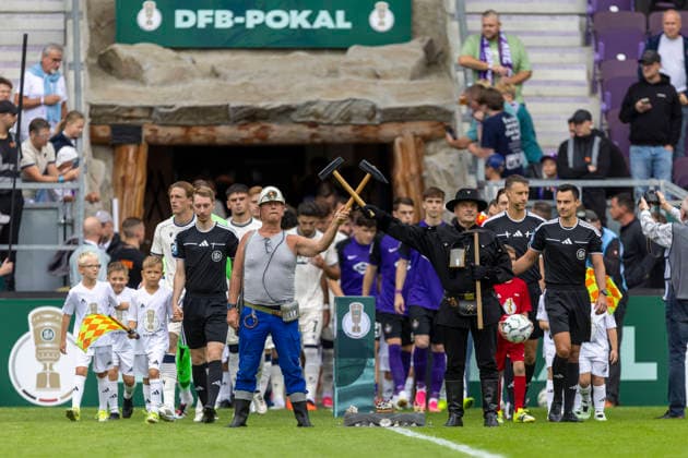 GER, Aue, Fussball, DFB-Pokal, 1. Hauptrunde, FC Erzgebirge Aue vs. TSG 1899 Hoffenheim im Bild v.l.: Einlaufen der Teams 22.08.2026, EINS Erzgebirgsstadion Aue DFB REGULATIONS PROHIBIT ANY USE OF PHOTOGRAPHS AS IMAGE SEQUENCES AND OR QUASI-VIDEO, *** GER, Aue, Soccer, DFB Cup, First Round, FC Erzgebirge Aue vs. TSG 1899 Hoffenheim (Photo: From left, the teams taking the field, August 22, 2026), EINS Erzgebirgsstadion, Aue. DFB REGULATIONS PROHIBIT ANY USE OF PHOTOGRAPHS AS IMAGE SEQUENCES AND OR QUASI-VIDEO, Copyright: HMBxMedia PaulxFritz