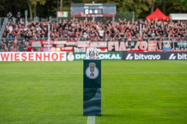 Der Spielball und auch die Fans sind bereit fuer das Spiel. Viktoria Koeln vs. 1. FC Nuernberg, Fussball, DFB-Pokal, 1. Runde, Saison 2026 2027, 22.08.2026 DFL DFB Regulations prohibit any use of Photographs as image sequences and or Quasivideo Viktoria Koeln vs. 1. FC Nuernberg, Fussball, DFB-Pokal, 1. Runde, Saison 2026 2027, 22.08.2026 Koeln *** The match ball and the fans are ready for the Viktoria Cologne vs. 1. FC Nuremberg game, soccer, DFB Cup, 1st round, 2026–2027 season, August 22, 2026. DFL and DFB regulations prohibit any use of photographs as image sequences and or quasi-video for Viktoria Cologne vs. 1. FC Nuremberg, soccer, DFB Cup, Round 1, 2026–2027 season, August 22, 2026, Cologne Copyright: xEibner-Pressefoto ThomasxHaeslerx EP_THR