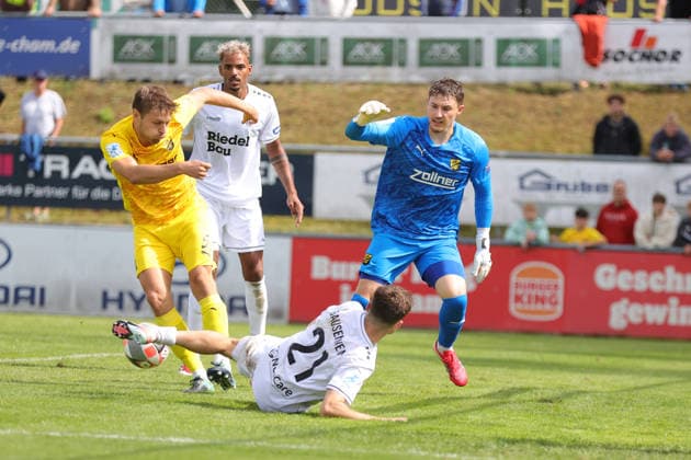 22.08.2026, Herren, Fussball, Regionalliga Bayern, Saison 2026 2027, 5. Spieltag: DJK Vilzing - FC Schweinfurt 05 Von links: Paul Grauschopf (DJK Vilzing, 05) vor Lauris Bausenwein (FC Schweinfurt 05, 21), Torwart Fabian Eutinger (DJK Vilzing, 01) Vilzing Manfred-Zollner-Stadion Bayern Deutschland *** August 22, 2026, Men s Soccer, Bavarian Regional League, 2026–2027 Season, Matchday 5: DJK Vilzing vs. FC Schweinfurt 05. From left: Paul Grauschopf (DJK Vilzing, 05) in front of Lauris Bausenwein (FC Schweinfurt 05, 21), goalkeeper Fabian Eutinger (DJK Vilzing, 01). Manfred Zollner Stadium, Vilzing, Bavaria, Germany