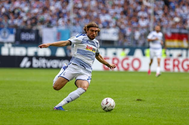 22.08.2026, GER, Fussball, Herren, DFB-Pokal, Saison 2026 2027, MSV Duisburg - SV Elversberg Joshua Bitter (Duisburg) in Aktion am Ball, Einzelaktion Duisburg schauinsland-reisen Arena Nordrhein-Westfalen Deutschland *** August 22, 2026, GER, Soccer, Men s, DFB Cup, 2026–2027 Season, MSV Duisburg vs. SV Elversberg, Joshua Bitter, Duisburg in action with the ball, individual play, Duisburg, Schauinsland Reisen Arena, North Rhine-Westphalia, Germany Copyright: xAdrianxSchlüterx