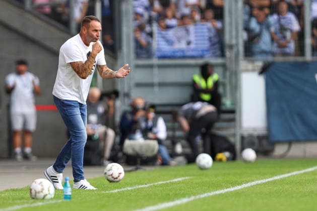 Trainer Dietmar Hirsch (MSV Duisburg) gestikuliert, Gestik waehrend des Spiels der 1. Runde des DFB-Pokal zwischen MSV Duisburg und SV 07 Elversberg, Schauinsland-Reisen-Arena am 22. August 2026 in Duisburg, Deutschland. (Foto von Oliver Kaelke DeFodi Images) +++ Trainer Dietmar Hirsch (MSV Duisburg) gestures during the 1st round match of the DFB-Pokal between MSV Duisburg and SV 07 Elversberg at Schauinsland-Reisen-Arena on August 22, 2026 in Duisburg, Germany. (Photo by Oliver Kaelke DeFodi Images) DFB DFL REGULATIONS PROHIBIT ANY USE OF PHOTOGRAPHS AS IMAGE SEQUENCES AND OR QUASI-VIDEO. (Photo by Oliver Kaelke DeFodi Images) - *** MSV Duisburg coach Dietmar Hirsch gestures during the first-round match of the DFB Cup between MSV Duisburg and SV 07 Elversberg at the Schauinsland Reisen Arena on August 22, 2026, in Duisburg, Germany. Photo by Oliver Kaelke, DeFodi Images. MSV Duisburg coach Dietmar Hirsch gestures during the first-round match of the DFB Cup between MSV Duisburg and SV 07 Elversberg at Schauinsland Reisen Arena on August 22, 2026 in Duisburg, Germany. Photo by Oliver Kaelke, DeFodi Images. DFB and DFL regulations prohibit any use of photographs as image sequences and or quasi-video. Photo by Oliver Kaelke, DeFodi Images