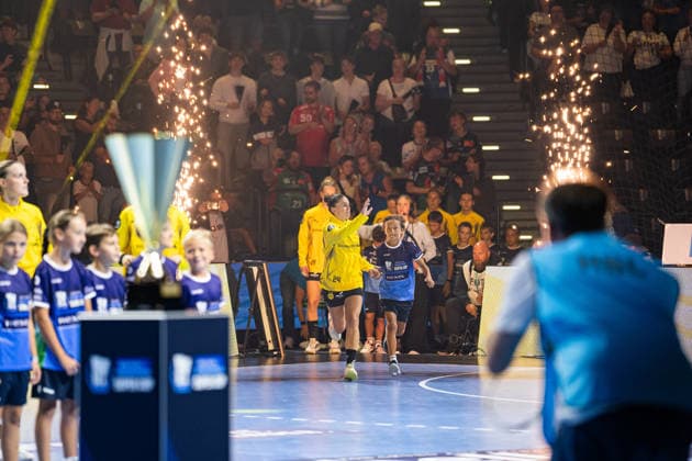 HSG Blomberg-Lippe (GER) vs. Borussia Dortmund (GER), Handball, 1. Handball Bundesliga Frauen, Rexel Supercup 2026, Saison 2026 2027, Muenchen, 22.08.2026 Ona Vegue (Borussia Dortmund, 24) beim Einlaufen Muenchen SAP Garden Deutschland *** HSG Blomberg Lippe (GER) vs. Borussia Dortmund (GER), Handball, Women s Handball Bundesliga 1, Rexel Supercup 2026, 2026–2027 Season, Munich, August 22, 2026 Ona Vegue Borussia Dortmund, 24 during the warm-up at Munich SAP Garden, Germany