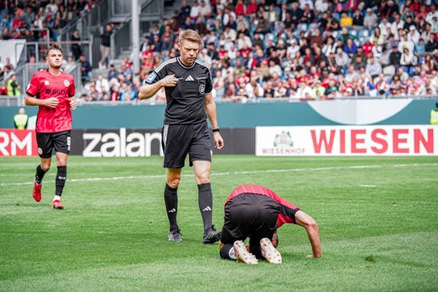Deutschland: Fussball Saison 2026 2027 , DFB-Pokal Runde 1 1. Runde , SV Wehen Wiesbaden vs. Bayer Leverkusen - Brita-Arena (Wiesbaden) : Christian Dingert (Schiedsrichter) und verletzter Jordy Gillekens (SV Wehen Wiesbaden, 27) Wiesbaden Brita-Arena Deutschland Germany *** Germany Soccer Season 2026–2027, DFB Cup Round 1, SV Wehen Wiesbaden vs. Bayer Leverkusen, Brita Arena, Wiesbaden, Christian Dingert (referee), and injured Jordy Gillekens (SV Wehen Wiesbaden), 27, Wiesbaden, Brita Arena, Germany Copyright: xBennetxLongx