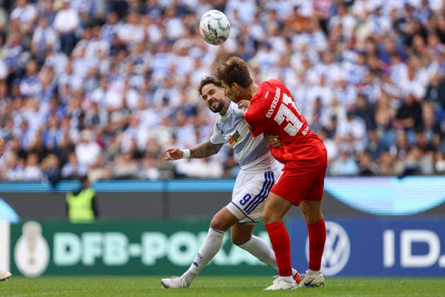 Lex-Tyger Lobinger (MSV Duisburg) und Maximilian Rohr (SV 07 Elversberg) im Zweikampf waehrend des Spiels der 1. Runde des DFB-Pokal zwischen MSV Duisburg und SV 07 Elversberg, Schauinsland-Reisen-Arena am 22. August 2026 in Duisburg, Deutschland. (Foto von Oliver Kaelke DeFodi Images) +++ Lex-Tyger Lobinger (MSV Duisburg) und Maximilian Rohr (SV 07 Elversberg) battle for the ball during the 1st round match of the DFB-Pokal between MSV Duisburg and SV 07 Elversberg at Schauinsland-Reisen-Arena on August 22, 2026 in Duisburg, Germany. (Photo by Oliver Kaelke DeFodi Images) DFB DFL REGULATIONS PROHIBIT ANY USE OF PHOTOGRAPHS AS IMAGE SEQUENCES AND OR QUASI-VIDEO. (Photo by Oliver Kaelke DeFodi Images) - *** Lex Tyger Lobinger of MSV Duisburg and Maximilian Rohr of SV 07 Elversberg in a tackle during the first-round DFB Cup match between MSV Duisburg and SV 07 Elversberg, Schauinsland Reisen Arena on August 22, 2026, in Duisburg, Germany. Photo by Oliver Kaelke, DeFodi Images. Lex Tyger Lobinger of MSV Duisburg and Maximilian Rohr of SV 07 Elversberg battle for the ball during the first-round match of the DFB Cup between MSV Duisburg and SV 07 Elversberg at Schauinsland Reisen Arena on August 22, 2026, in Duisburg, Germany. Photo by Oliver Kaelke, DeFodi Images. DFB and DFL regulations prohibit any use of photographs as image sequences and or quasi-video. Photo by Oliver Kaelke, DeFodi Images.