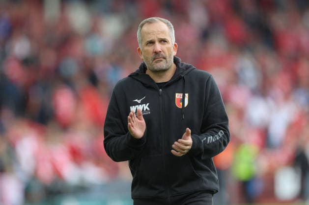 22.08.2026, xtgx, Fussball DFB-Pokal 1. Runde, FC Energie Cottbus - FC Augsburg, v.l. Manuel Baum (Augsburg, Trainer) Bedankt sich bei den Fans Jubel ueber den Sieg, Jubel nach Spielende (DFL DFB REGULATIONS PROHIBIT ANY USE OF PHOTOGRAPHS as IMAGE SEQUENCES and or QUASI-VIDEO) Cottbus *** August 22, 2026, xtgx, Soccer DFB Cup First Round, FC Energie Cottbus vs. FC Augsburg, from left: Manuel Baum (Augsburg), coach, thanks the fans; celebration of the victory, Celebrations after the final whistle. DFL and DFB regulations prohibit any use of photographs as image sequences and or quasi-video. Cottbus