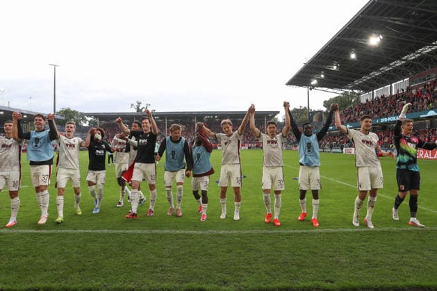 22.08.2026, xtgx, Fussball DFB-Pokal 1. Runde, FC Energie Cottbus - FC Augsburg, v.l. Augsburg Jubel ueber den Sieg, Jubel nach Spielende (DFL DFB REGULATIONS PROHIBIT ANY USE OF PHOTOGRAPHS as IMAGE SEQUENCES and or QUASI-VIDEO) Cottbus *** August 22, 2026, xtgx, Soccer DFB Cup 1st Round, FC Energie Cottbus vs. FC Augsburg, from left: Augsburg celebrating the victory, Celebrations after the final whistle. DFL and DFB regulations prohibit any use of photographs as image sequences and or quasi-video. Cottbus