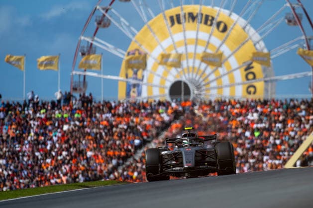 22.08.2026, NED, Motorsport, FIA Formel 1 Weltmeisterschaft, Saison 2026, Circuit Zandvoort, Großer Preis der Niederlande Gabriel Bortoleto ( Audi Revolut F1 Team, Brasilien, 05 ) im Audi R26, dahinter Jumbo Riesenrad und Oranje Fans Zuschauer auf der Tribüne, Zandvoort Mascot Circuit Zandvoort Holland Niederlande *** August 22, 2026, NED, Motorsports, FIA Formula 1 World Championship, 2026 Season, Circuit Zandvoort, Dutch Grand Prix, Gabriel Bortoleto of the Audi Revolut F1 Team, Brazil, driving the Audi R26, with the Jumbo Ferris wheel in the background and orange-clad fans in the stands, Zandvoort mascot, Circuit Zandvoort, Holland, Netherlands Copyright: xNordphoto Memmlerx