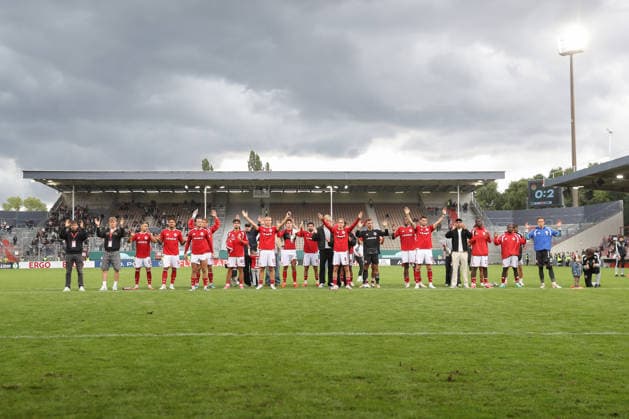 22.08.2026, xtgx, Fussball DFB-Pokal 1. Runde, FC Energie Cottbus - FC Augsburg, v.l. Cottbus enttaeuscht, enttäuscht, schaut enttaeuscht, niedergeschlagen, disappointed Bedankt sich bei den Fans (DFL DFB REGULATIONS PROHIBIT ANY USE OF PHOTOGRAPHS as IMAGE SEQUENCES and or QUASI-VIDEO) Cottbus *** August 22, 2026, xtgx, Soccer DFB Cup 1st Round, FC Energie Cottbus vs. FC Augsburg, From left: Cottbus looks disappointed, looks dejected, thanks the fans. DFL DFB REGULATIONS PROHIBIT ANY USE OF PHOTOGRAPHS as IMAGE SEQUENCES and or QUASI-VIDEO. Cottbus