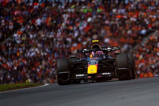 22.08.2026, NED, Motorsport, FIA Formel 1 Weltmeisterschaft, Saison 2026, Circuit Zandvoort, Großer Preis der Niederlande Liam Lawson ( Oracle Red Bull Racing, Neuseeland, 30 ) im RB22, dahinter Oranje Fans Zuschauer auf der Tribüne, Zandvoort Mascot Circuit Zandvoort Holland Niederlande *** August 22, 2026, NED, Motorsports, FIA Formula 1 World Championship, 2026 Season, Circuit Zandvoort, Dutch Grand Prix: Liam Lawson of Oracle Red Bull Racing, New Zealand, No. 30 in the RB22, with orange-clad fans in the stands behind him; Zandvoort mascot, Circuit Zandvoort, Holland, Netherlands Copyright: xNordphoto Memmlerx