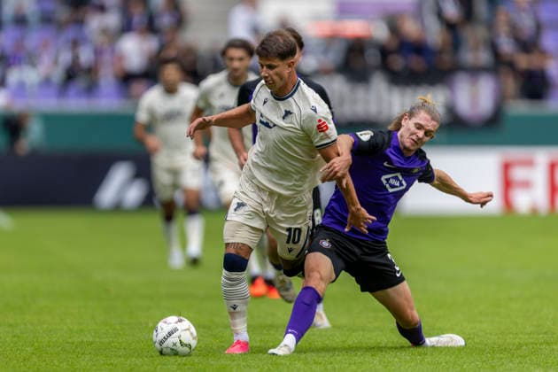GER, Aue, Fussball, DFB-Pokal, 1. Hauptrunde, FC Erzgebirge Aue vs. TSG 1899 Hoffenheim im Bild v.l.: Adam Hlozek (TSG Hoffenheim 10), Devin Angleberger (FC Erzgebirge Aue 03), Zweikampf 22.08.2026, EINS Erzgebirgsstadion Aue DFB REGULATIONS PROHIBIT ANY USE OF PHOTOGRAPHS AS IMAGE SEQUENCES AND OR QUASI-VIDEO, *** GER, Aue, Soccer, DFB Cup, 1st Round, FC Erzgebirge Aue vs. TSG 1899 Hoffenheim (pictured, from left): Adam Hlozek (TSG Hoffenheim 10), Devin Angleberger (FC Erzgebirge Aue 03), tackle on August 22, 2026, EINS Erzgebirgsstadion, Aue. DFB regulations prohibit any use of photographs as image sequences and or quasi-video, Copyright: HMBxMedia PaulxFritz