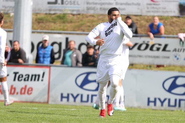 22.08.2026, Herren, Fussball, Regionalliga Bayern, Saison 2026 2027, 5. Spieltag: DJK Vilzing - FC Schweinfurt 05 Torschütze Jason Prodanovic (FC Schweinfurt 05, 17) feiert das 1:0 für Schweinfurt Vilzing Manfred-Zollner-Stadion Bayern Deutschland *** August 22, 2026, Men s Soccer, Bavarian Regional League, 2026–2027 Season, Matchday 5: DJK Vilzing vs. FC Schweinfurt 05. Goal scorer: Jason Prodanovic (FC Schweinfurt 05). In the 17th minute, Schweinfurt celebrated a 1–0 lead over Vilzing at Manfred Zollner Stadium in Bavaria, Germany.