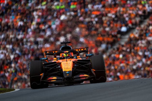 22.08.2026, NED, Motorsport, FIA Formel 1 Weltmeisterschaft, Saison 2026, Circuit Zandvoort, Großer Preis der Niederlande Oscar Piastri ( McLaren Mastercard Formula 1 Team, Australien, 81 ) im MCL40, dahinter Oranje Fans Zuschauer auf der Tribüne, Zandvoort Mascot Circuit Zandvoort Holland Niederlande *** August 22, 2026, NED, Motorsports, FIA Formula 1 World Championship, 2026 Season, Circuit Zandvoort, Dutch Grand Prix, Oscar Piastri of the McLaren Mastercard Formula 1 Team, Australia, No. 81 in the MCL40, behind him Orange-clad fans in the stands, Zandvoort mascot, Circuit Zandvoort, Holland, Netherlands Copyright: xNordphoto Memmlerx
