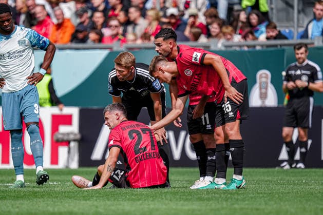 Deutschland: Fussball Saison 2026 2027 , DFB-Pokal Runde 1 1. Runde , SV Wehen Wiesbaden vs. Bayer Leverkusen - Brita-Arena (Wiesbaden) : Jordy Gillekens (SV Wehen Wiesbaden, 27) verletzt am Boden, Verletzung Wiesbaden Brita-Arena Deutschland Germany *** Germany Soccer Season 2026–2027, DFB Cup Round 1, SV Wehen Wiesbaden vs. Bayer Leverkusen, Brita Arena, Wiesbaden; Jordy Gillekens of SV Wehen Wiesbaden, 27, injured on the ground, injury, Wiesbaden, Brita Arena, Germany Copyright: xBennetxLongx