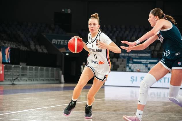 Jamie Zentgraf ( 11; Team Deutschland u16w) treibt den Ball in der Pitesti Arena voran und behauptet sich gegen eine Gegenspielerin. Die Verteidigerin greift von rechts ein, um den Angriff zu stoppen. Jamie Zentgraf ( 11; Deutschland) dribbelt im Zweikampf *** Jamie Zentgraf (11), Team Germany U16 Women, drives the ball forward in the Pitesti Arena and holds her ground against an opponent. The defender steps in from the right to stop the attack. Jamie Zentgraf (11), Germany, dribbles while in a one-on-one situation. Copyright: xJoelxKruehlerx