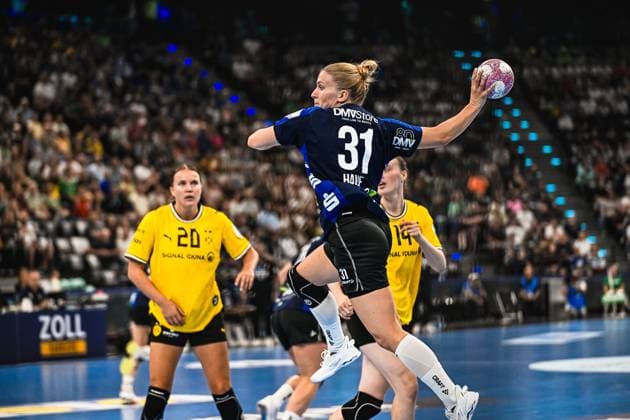 Kelly Vollebregt ( 31; Borussia Dortmund) springt ab und zieht zum Wurf hoch, den Ball bereits in der erhobenen Wurfhand. Merel Freriks ( 20; Borussia Dortmund) und eine weitere Dortmund-Spielerin ( 14) beobachten die Aktion im Hintergrund. Kelly Vollebregt ( 31; Borussia Dortmund) beim Sprungwurf im SAP Garden *** Kelly Vollebregt (31), Borussia Dortmund, jumps and winds up for a shot, the ball already in her raised shooting hand. Merel Freriks (20), Borussia Dortmund, and another Dortmund player (14) watch the action in the background as Kelly Vollebregt (31), Borussia Dortmund, takes a jump shot at SAP Garden. Copyright: xspeedshotx xDorianfrickx