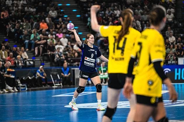 Nieke Kühne ( 9; HSG Blomberg-Lippe) hält den Ball hoch und bereitet einen Wurf vor, während zwei Spielerinnen von Borussia Dortmund im Vordergrund die Abwehr organisieren. Die Partie findet vor gut gefüllten Rängen im SAP Garden München statt. Nieke Kühne ( 9; HSG Blomberg-Lippe) beim Wurfansatz im SAP Garden *** Nieke Kühne 9 of HSG Blomberg Lippe holds the ball high and prepares to shoot, while two Borussia Dortmund players in the foreground organize the defense. The game is taking place in front of a packed crowd at the SAP Garden in Munich. Nieke Kühne (No. 9), HSG Blomberg Lippe, prepares to shoot at the SAP Garden. Copyright: xspeedshotx xDorianfrickx