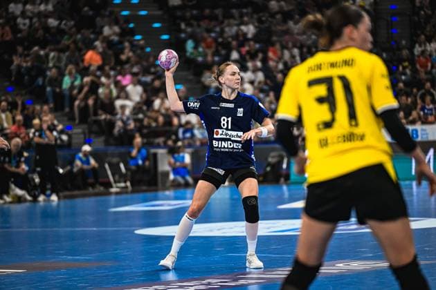 Karolina Jurenczyk ( 81; HSG Blomberg-Lippe) holt mit dem Ball in der erhobenen Hand zum Wurf aus, während eine Spielerin von Borussia Dortmund mit Rückennummer 31 im Vordergrund steht. Die Szene findet vor gut besetzten Zuschauerrängen im SAP Garden München statt. Karolina Jurenczyk ( 81; HSG Blomberg-Lippe) beim Wurfansatz gegen Borussia Dortmund *** Karolina Jurenczyk (No. 81, HSG Blomberg Lippe) winds up to shoot with the ball held aloft, while a Borussia Dortmund player wearing jersey number 31 stands in the foreground. The scene takes place in front of a well-attended crowd at SAP Garden Munich. Karolina Jurenczyk 81 of HSG Blomberg Lippe prepares to shoot against Borussia Dortmund. Copyright: xspeedshotx xDorianfrickx