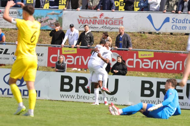22.08.2026, Herren, Fussball, Regionalliga Bayern, Saison 2026 2027, 5. Spieltag: DJK Vilzing - FC Schweinfurt 05 Von links: Torschütze Jason Prodanovic (FC Schweinfurt 05, 17) feiert das 1:0 für Schweinfurt mit Mike Dellinger (FC Schweinfurt 05, 10) Vilzing Manfred-Zollner-Stadion Bayern Deutschland *** August 22, 2026, Men s Soccer, Bavarian Regional League, 2026–2027 Season, Matchday 5: DJK Vilzing vs. FC Schweinfurt 05. From left: Goal scorer Jason Prodanovic (FC Schweinfurt 05, No. 17) celebrates Schweinfurt’s 1–0 lead with Mike Dellinger (FC Schweinfurt 05, No. 10). Vilzing Manfred Zollner Stadium, Bavaria, Germany