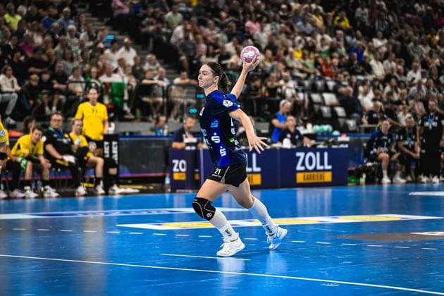 Nuria Bucher ( 21; HSG Blomberg-Lippe) holt mit dem Ball in der erhobenen Hand zum Wurf aus und springt dabei vom Boden ab. Im Hintergrund sind Spieler von Borussia Dortmund auf der Bank sowie eine gut gefüllte Zuschauertribüne im SAP Garden München zu sehen. Nuria Bucher ( 21; HSG Blomberg-Lippe) beim Wurfansatz im SAP Garden *** Nuria Bucher, No. 21 of HSG Blomberg Lippe, winds up to shoot with the ball held aloft and pushes off the floor as she does so. In the background, Borussia Dortmund players can be seen on the bench, along with a packed spectator stand at the SAP Garden in Munich. Nuria Bucher, No. 21 of HSG Blomberg Lippe as she prepares to shoot at the SAP Garden Copyright: xspeedshotx xDorianfrickx