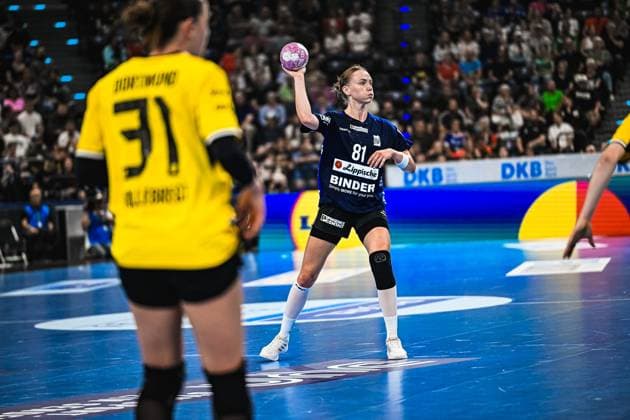 Karolina Jurenczyk ( 81; HSG Blomberg-Lippe) holt mit dem Ball in der erhobenen Hand zum Wurf aus, während eine Spielerin von Borussia Dortmund ( 31 Kelly Vollebregt) im Vordergrund steht. Die Szene findet im vollbesetzten SAP Garden in München statt. Karolina Jurenczyk ( 81; HSG Blomberg-Lippe) beim Wurfansatz *** Karolina Jurenczyk (81), of HSG Blomberg Lippe, winds up to shoot with the ball held aloft, while a Borussia Dortmund player, No. 31 Kelly Vollebregt, stands in the foreground. The scene takes place in a packed SAP Garden in Munich. Karolina Jurenczyk (No. 81, HSG Blomberg Lippe) prepares to shoot. Copyright: xspeedshotx xDorianfrickx